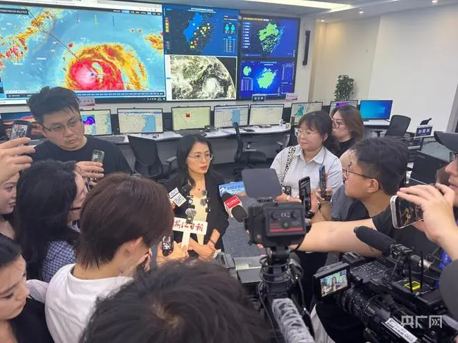 浙江省气象台首席预报员周玲丽介绍台风“巴威”有关情况