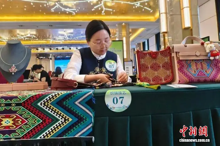 周连芝在宜昌市女职工非物质文化遗产技艺竞赛上制作西兰卡普作品。湖北<strong></strong>向伟中 摄